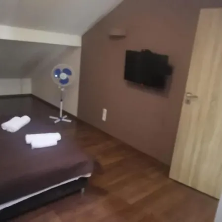 Dolphin House Nocleg ze śniadaniem 3*