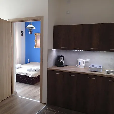 Dolphin House Nocleg ze śniadaniem 3*
